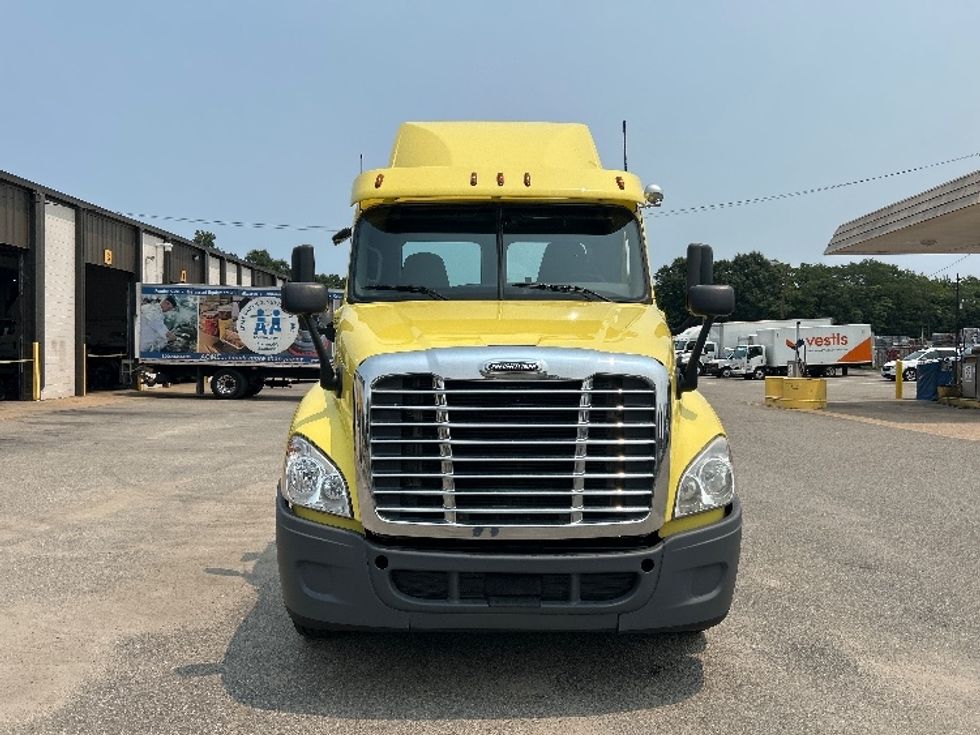 Cab and Chassis Truck-Light and Medium Duty Trucks-Freightliner-2019-Cascadia X12564S-Prince George-VA-418,668\n\t\tmiles-$ 76,500 - Image 2
