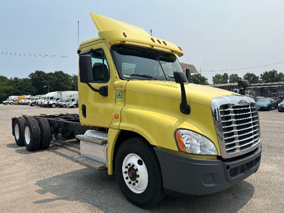 Cab and Chassis Truck-Light and Medium Duty Trucks-Freightliner-2019-Cascadia X12564S-Prince George-VA-418,668\n\t\tmiles-$ 76,500 - Image 1