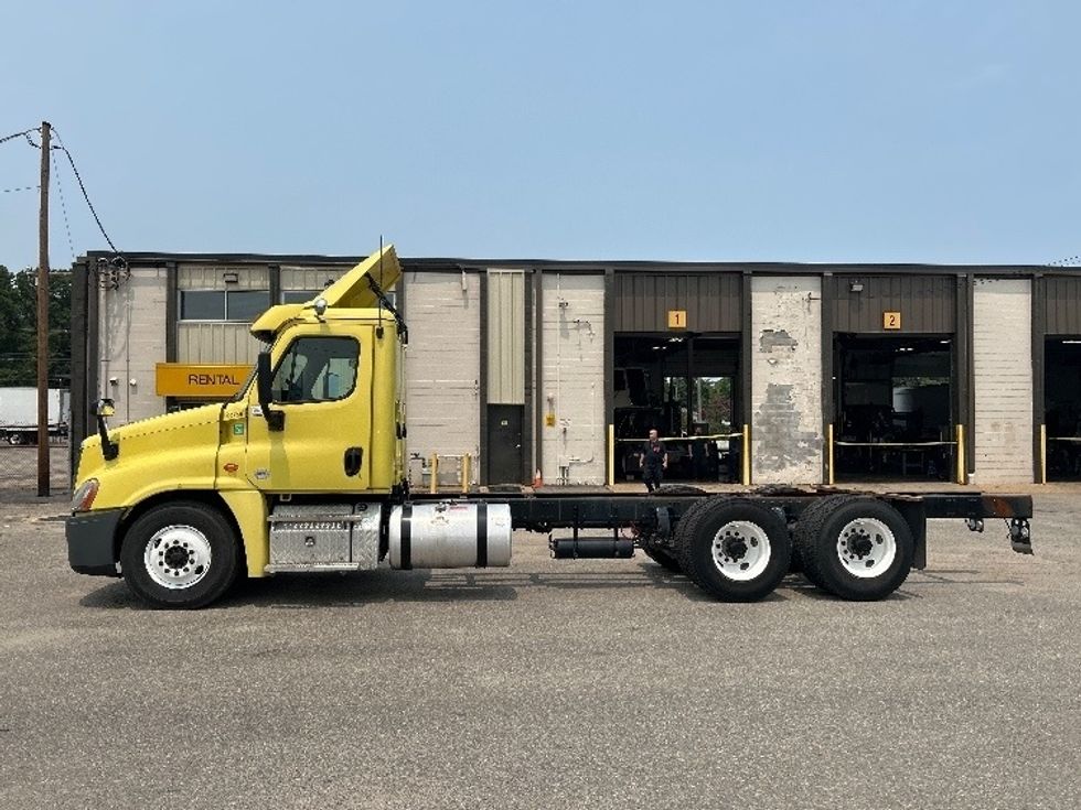 Cab and Chassis Truck-Light and Medium Duty Trucks-Freightliner-2019-Cascadia X12564S-Prince George-VA-418,668\n\t\tmiles-$ 76,500 - Image 4