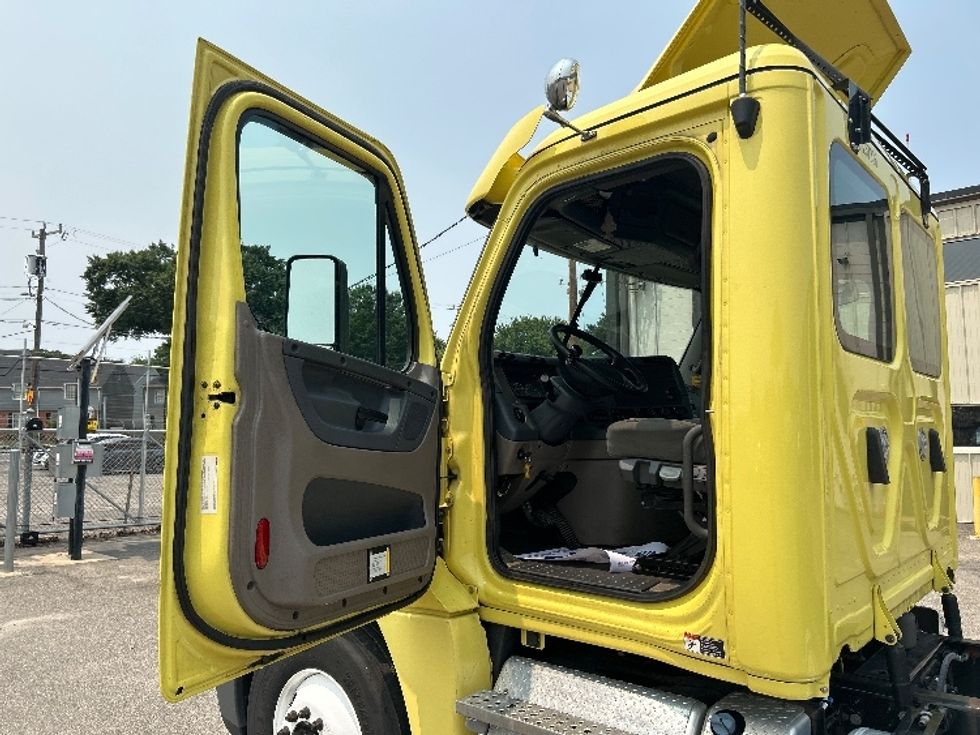 Cab and Chassis Truck-Light and Medium Duty Trucks-Freightliner-2019-Cascadia X12564S-Prince George-VA-418,668\n\t\tmiles-$ 76,500 - Image 13