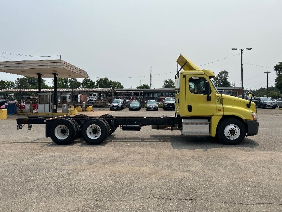 Cab and Chassis Truck-Light and Medium Duty Trucks-Freightliner-2019-Cascadia X12564S-Prince George-VA-418,668\n\t\tmiles-$ 76,500 - Image 12