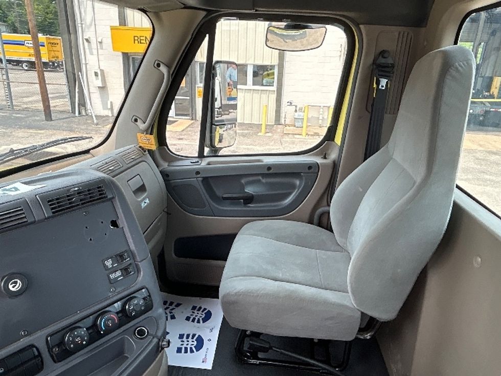 Cab and Chassis Truck-Light and Medium Duty Trucks-Freightliner-2019-Cascadia X12564S-Prince George-VA-418,668\n\t\tmiles-$ 76,500 - Image 16
