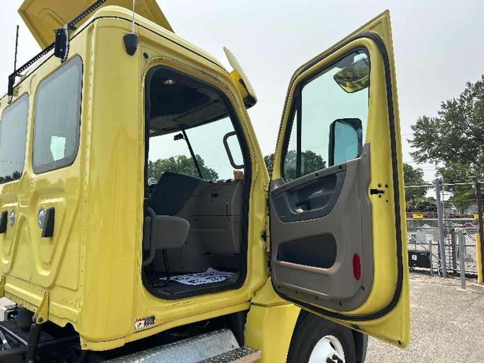 Cab and Chassis Truck-Light and Medium Duty Trucks-Freightliner-2019-Cascadia X12564S-Prince George-VA-418,668\n\t\tmiles-$ 76,500 - Image 17