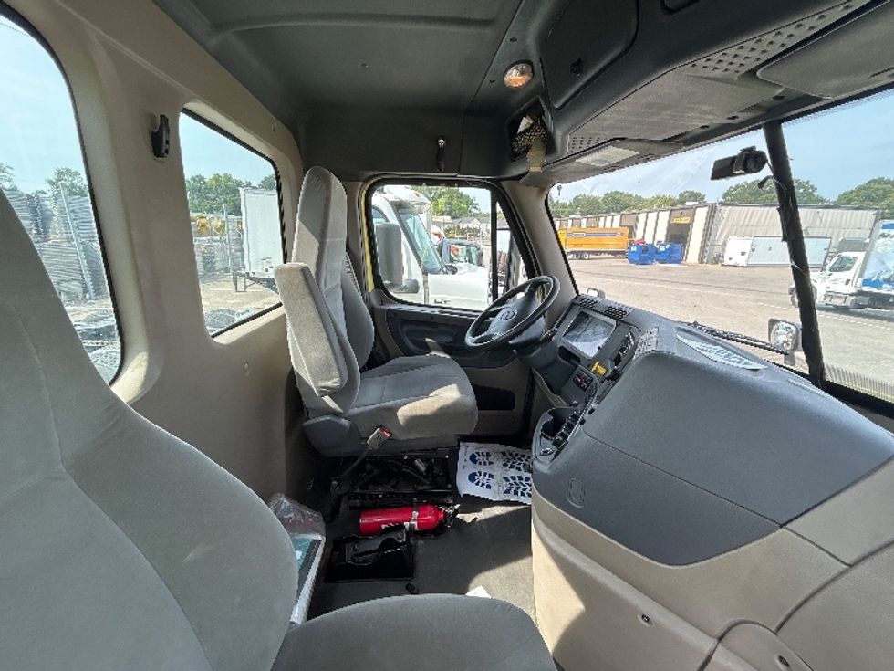 Cab and Chassis Truck-Light and Medium Duty Trucks-Freightliner-2019-Cascadia X12564S-Prince George-VA-418,668\n\t\tmiles-$ 76,500 - Image 19