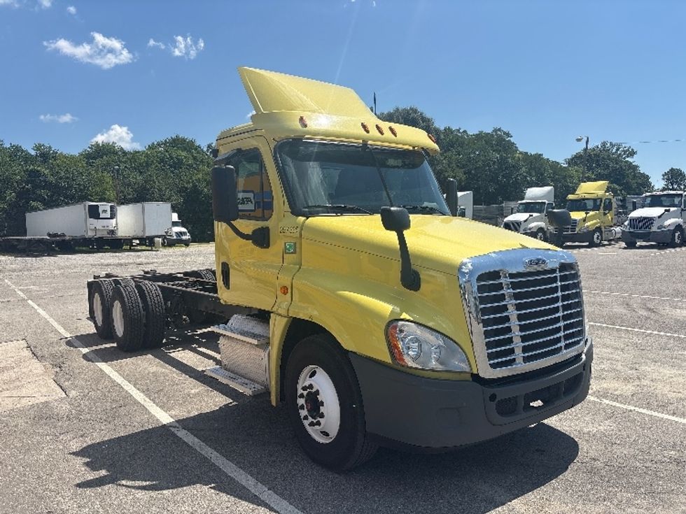 Cab and Chassis Truck-Light and Medium Duty Trucks-Freightliner-2019-Cascadia X12564S-Richmond-VA-539,969\n\t\tmiles-$ 72,250 - Image 1