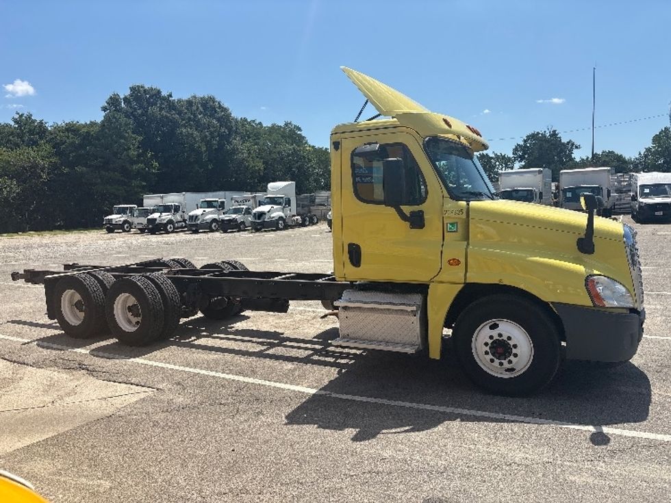 Cab and Chassis Truck-Light and Medium Duty Trucks-Freightliner-2019-Cascadia X12564S-Richmond-VA-539,969\n\t\tmiles-$ 72,250 - Image 10