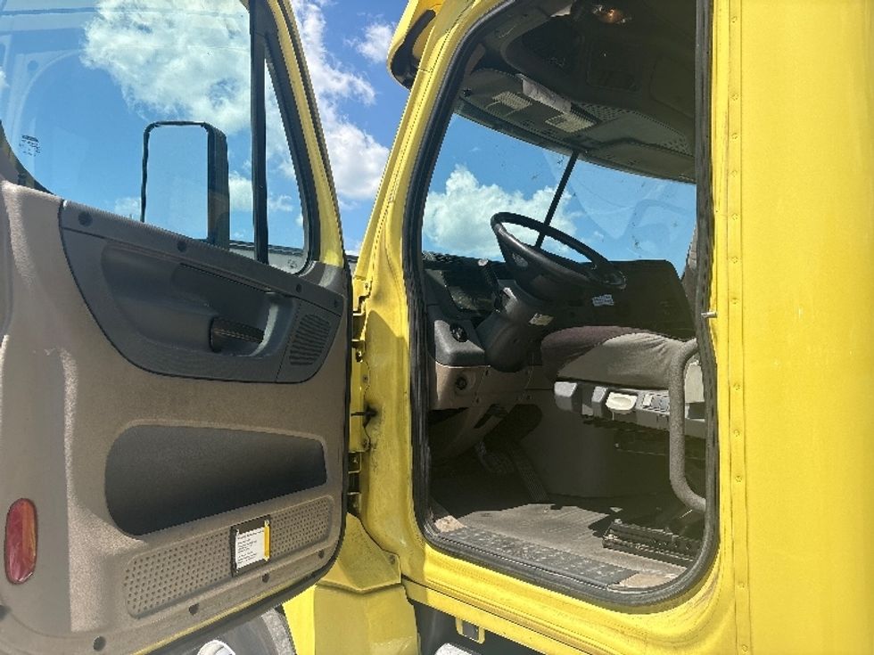 Cab and Chassis Truck-Light and Medium Duty Trucks-Freightliner-2019-Cascadia X12564S-Richmond-VA-539,969\n\t\tmiles-$ 72,250 - Image 11
