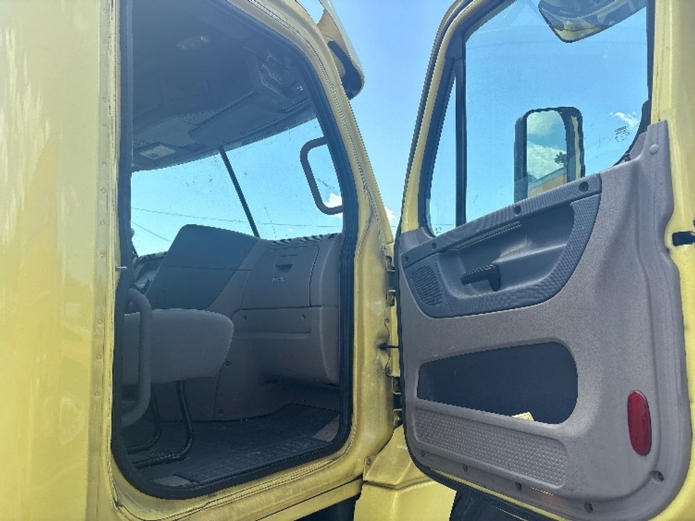 Cab and Chassis Truck-Light and Medium Duty Trucks-Freightliner-2019-Cascadia X12564S-Richmond-VA-539,969\n\t\tmiles-$ 72,250 - Image 13