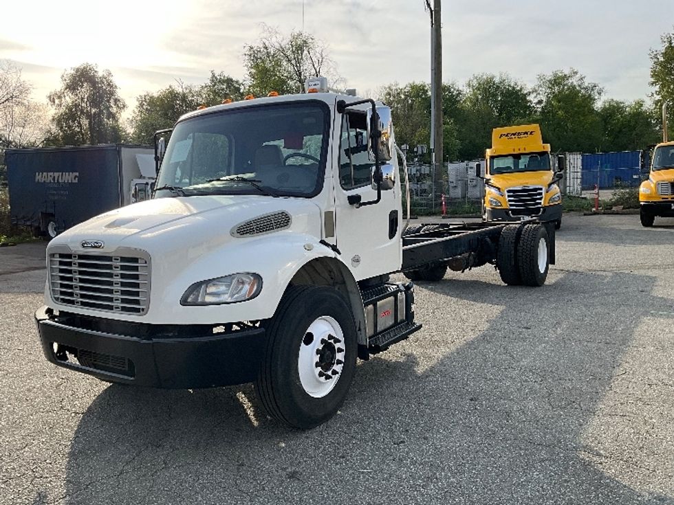 Cab and Chassis Truck-Light and Medium Duty Trucks-Freightliner-2019-M2-Abbotsford-BC-336,747\n\t\tkm-$ 46,000 - Image 3
