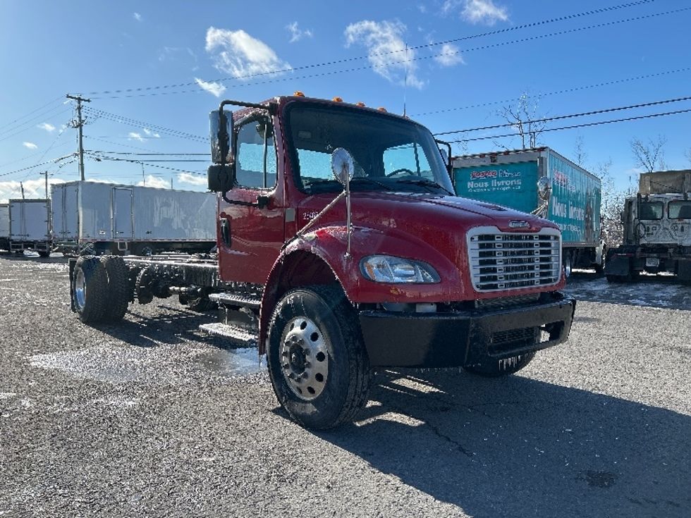 Cab and Chassis Truck-Light and Medium Duty Trucks-Freightliner-2019-M2-Boucherville-PQ-260,000\n\t\tkm-$ 44,250 - Image 1