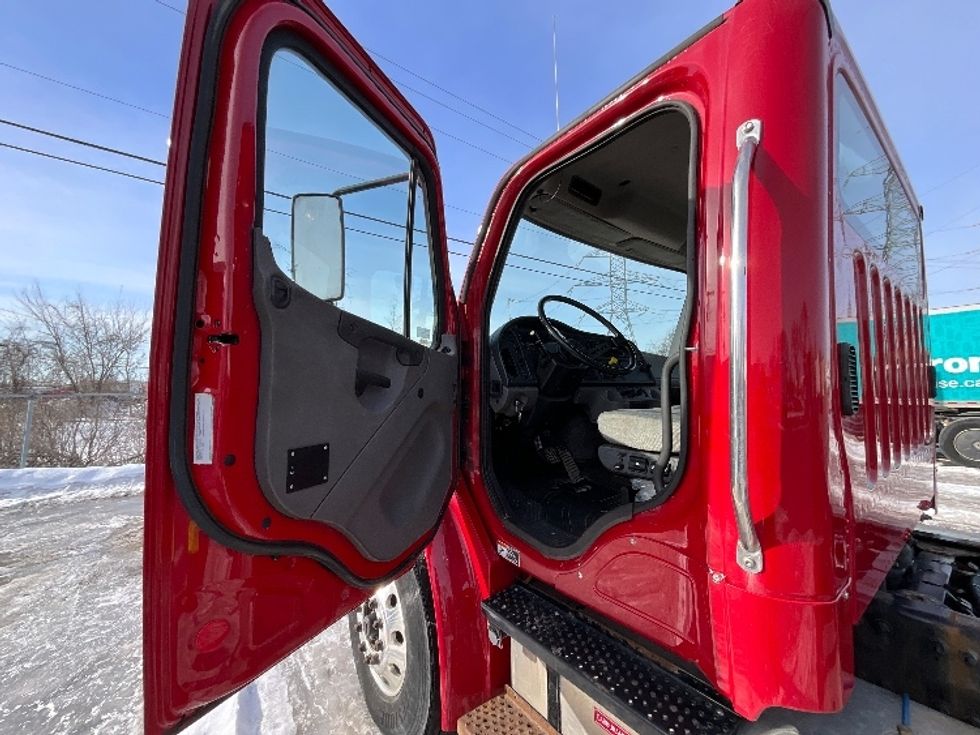 Cab and Chassis Truck-Light and Medium Duty Trucks-Freightliner-2019-M2-Boucherville-PQ-260,000\n\t\tkm-$ 44,250 - Image 14