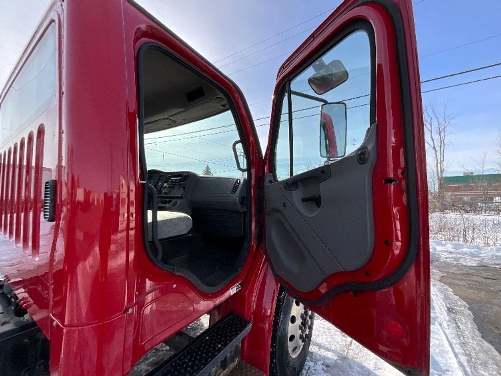 Cab and Chassis Truck-Light and Medium Duty Trucks-Freightliner-2019-M2-Boucherville-PQ-260,000\n\t\tkm-$ 44,250 - Image 18