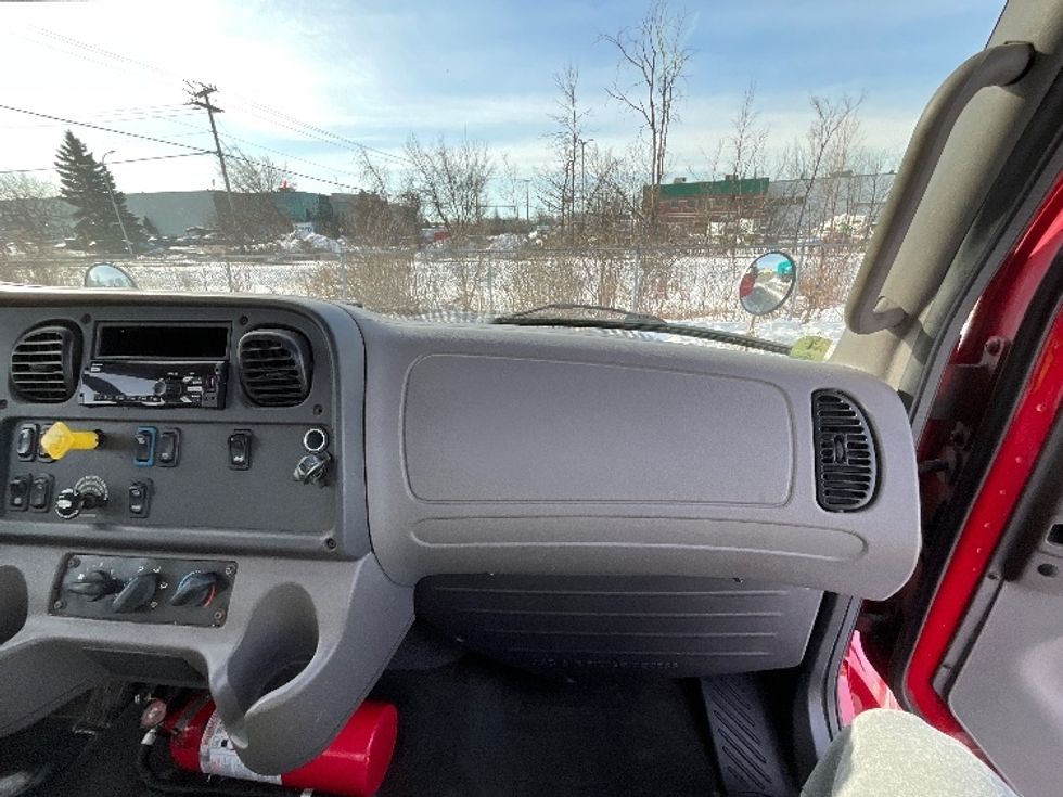 Cab and Chassis Truck-Light and Medium Duty Trucks-Freightliner-2019-M2-Boucherville-PQ-260,000\n\t\tkm-$ 44,250 - Image 19