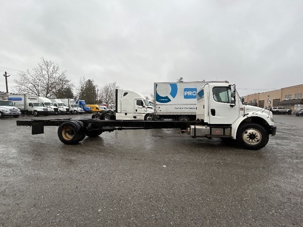 Cab and Chassis Truck-Light and Medium Duty Trucks-Freightliner-2019-M2-Delta-BC-315,300\n\t\tkm-$ 48,250 - Image 10