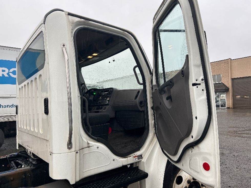 Cab and Chassis Truck-Light and Medium Duty Trucks-Freightliner-2019-M2-Delta-BC-315,300\n\t\tkm-$ 48,250 - Image 15
