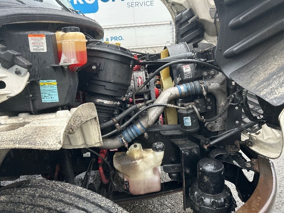 Cab and Chassis Truck-Light and Medium Duty Trucks-Freightliner-2019-M2-Delta-BC-315,300\n\t\tkm-$ 48,250 - Image 18