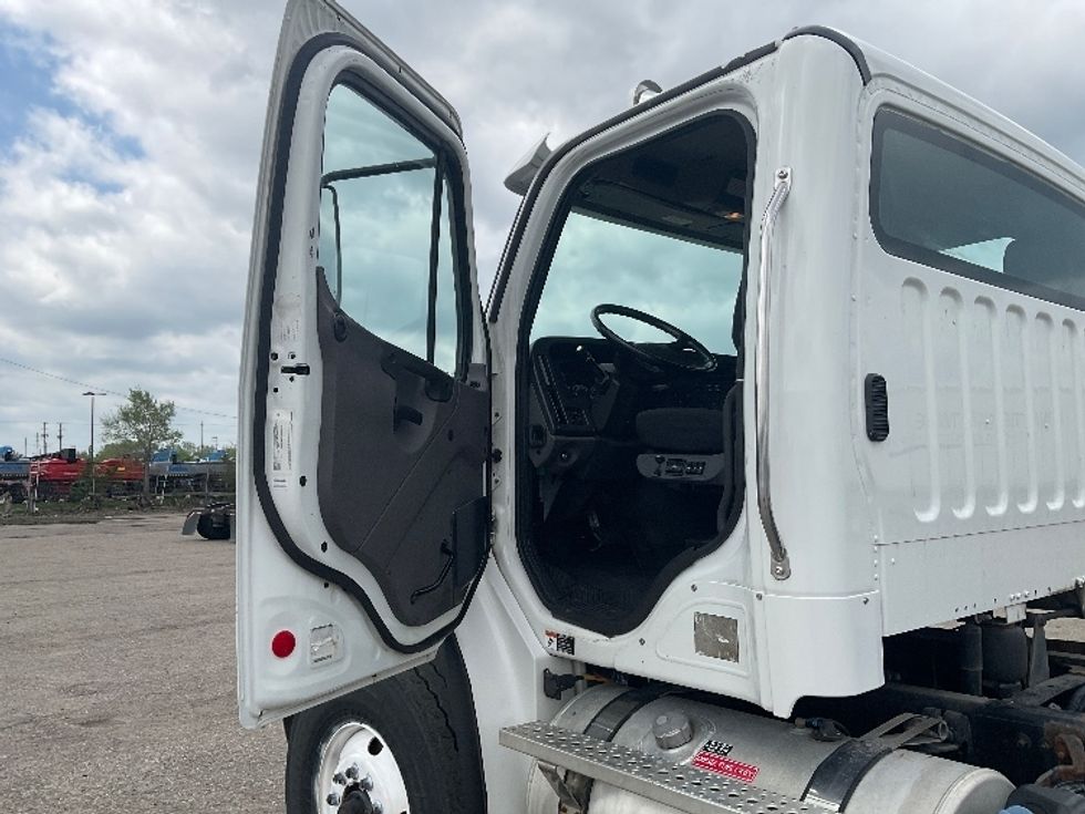 Cab and Chassis Truck-Light and Medium Duty Trucks-Freightliner-2019-M2-Flint-MI-391,304\n\t\tmiles-$ 34,250 - Image 12
