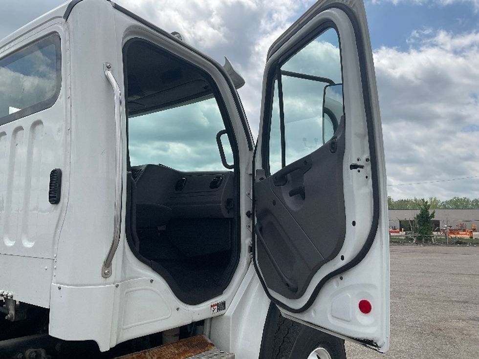 Cab and Chassis Truck-Light and Medium Duty Trucks-Freightliner-2019-M2-Flint-MI-391,304\n\t\tmiles-$ 34,250 - Image 16