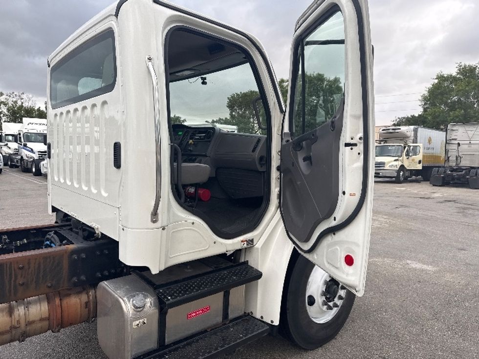 Cab and Chassis Truck-Light and Medium Duty Trucks-Freightliner-2019-M2-Medley-FL-260,108\n\t\tmiles-$ 21,250 - Image 18