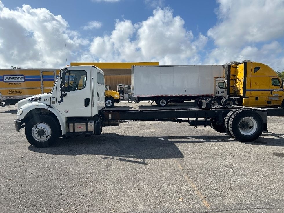 Cab and Chassis Truck-Light and Medium Duty Trucks-Freightliner-2019-M2-Medley-FL-260,800\n\t\tmiles-$ 20,750 - Image 4