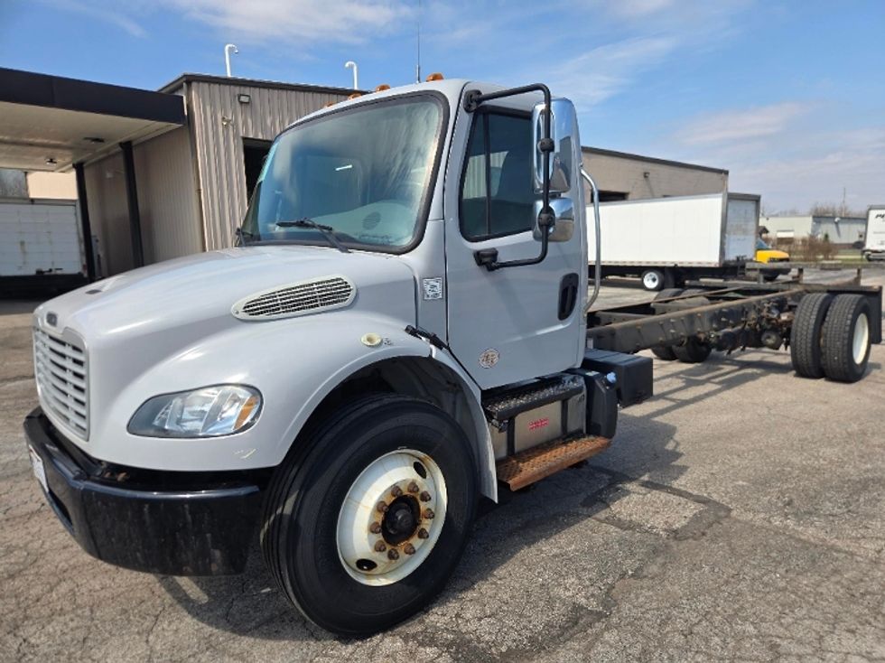 Cab and Chassis Truck-Light and Medium Duty Trucks-Freightliner-2019-M2-Middlefield-OH-101,808\n\t\tmiles-$ 43,750 - Image 2