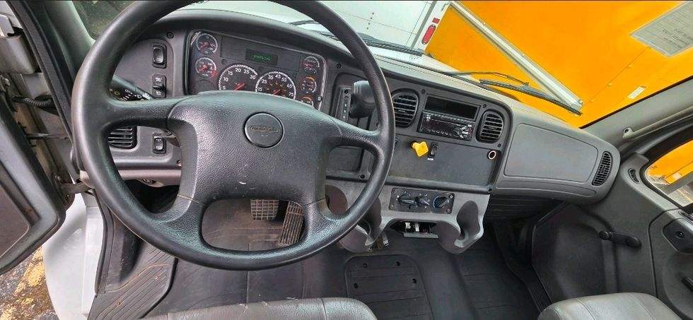 Cab and Chassis Truck-Light and Medium Duty Trucks-Freightliner-2019-M2-Middlefield-OH-101,808\n\t\tmiles-$ 43,750 - Image 6