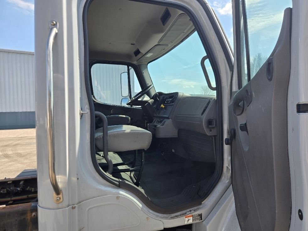 Cab and Chassis Truck-Light and Medium Duty Trucks-Freightliner-2019-M2-Middlefield-OH-101,808\n\t\tmiles-$ 43,750 - Image 7