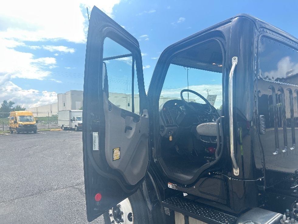 Cab and Chassis Truck-Light and Medium Duty Trucks-Freightliner-2019-M2-Nashville (Mount Juliet)-TN-99,566\n\t\tmiles-$ 47,250 - Image 12