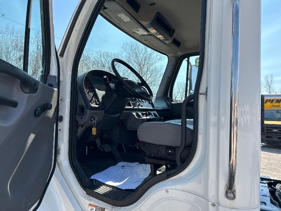 Cab and Chassis Truck-Light and Medium Duty Trucks-Freightliner-2019-M2-Poplar Bluff-MO-171,221\n\t\tmiles-$ 38,250 - Image 11