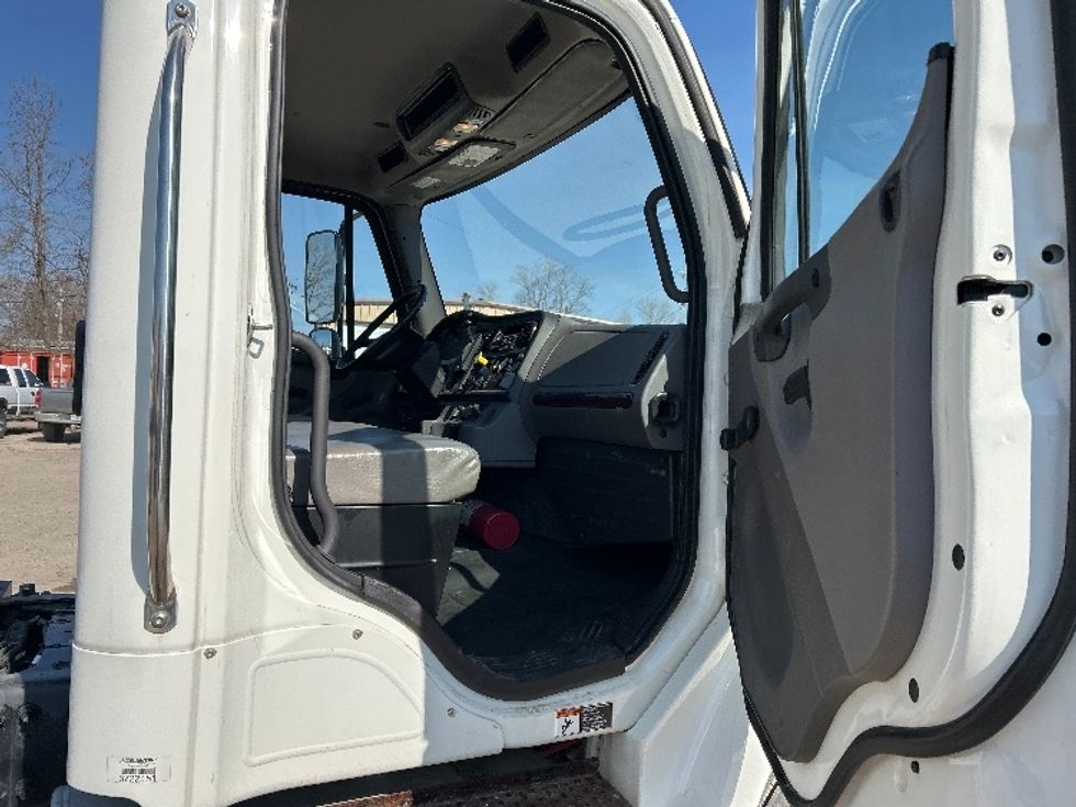 Cab and Chassis Truck-Light and Medium Duty Trucks-Freightliner-2019-M2-Poplar Bluff-MO-171,221\n\t\tmiles-$ 38,250 - Image 15