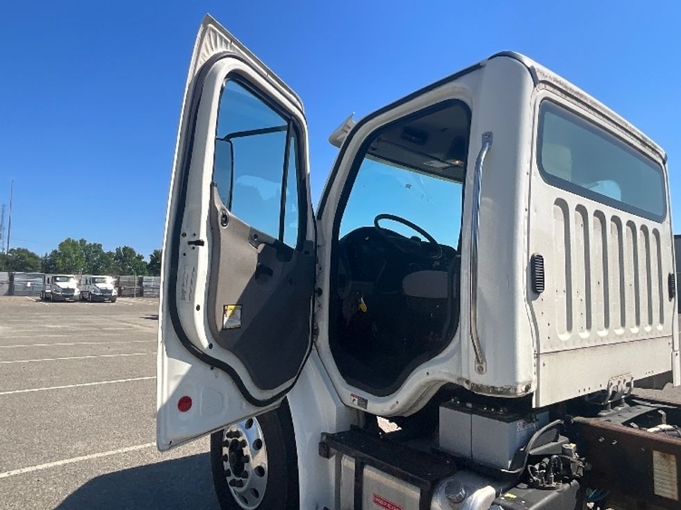 Cab and Chassis Truck-Light and Medium Duty Trucks-Freightliner-2019-M2-Prince George-VA-181,505\n\t\tmiles-$ 39,250 - Image 11