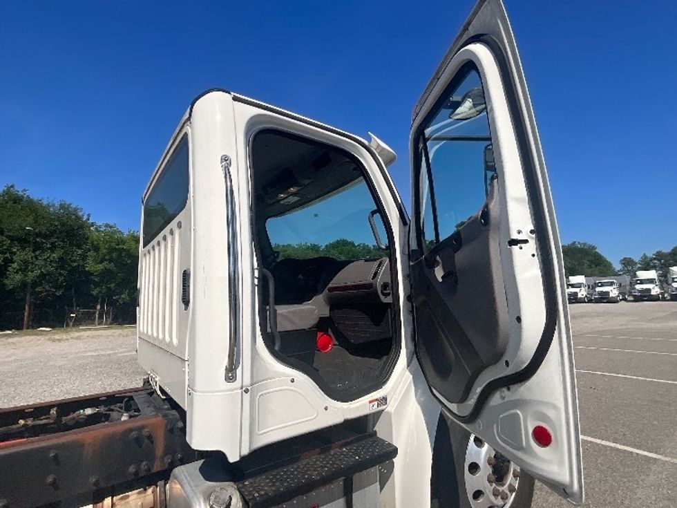 Cab and Chassis Truck-Light and Medium Duty Trucks-Freightliner-2019-M2-Prince George-VA-181,505\n\t\tmiles-$ 39,250 - Image 15