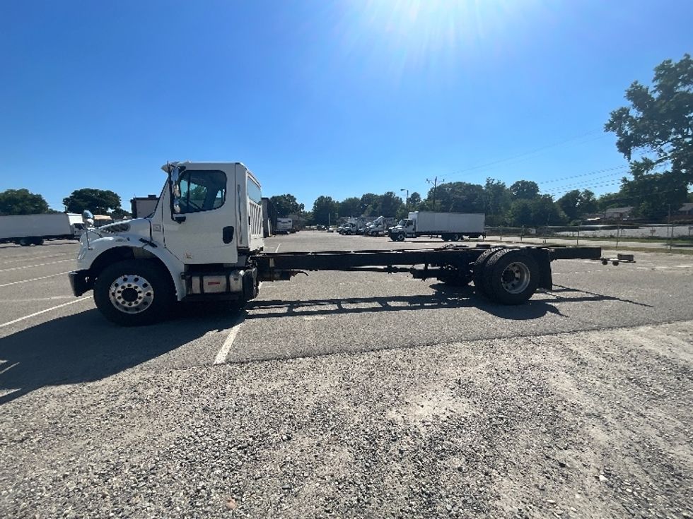 Cab and Chassis Truck-Light and Medium Duty Trucks-Freightliner-2019-M2-Prince George-VA-181,505\n\t\tmiles-$ 39,250 - Image 4