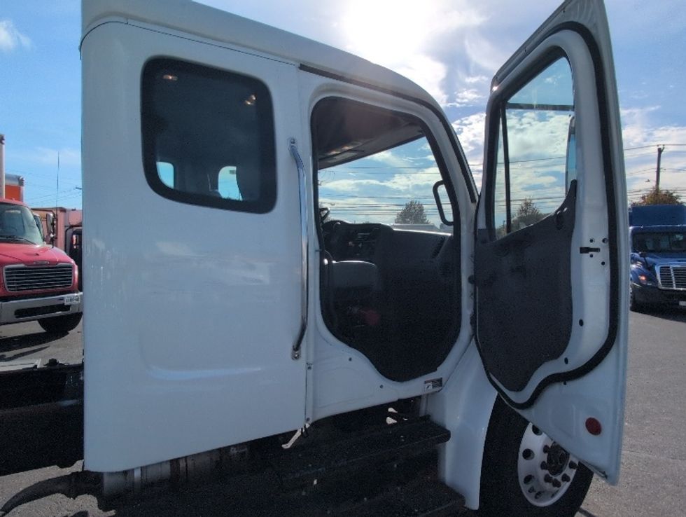 Cab and Chassis Truck-Light and Medium Duty Trucks-Freightliner-2019-M2-West Babylon-NY-81,965\n\t\tmiles-$ 51,000 - Image 16