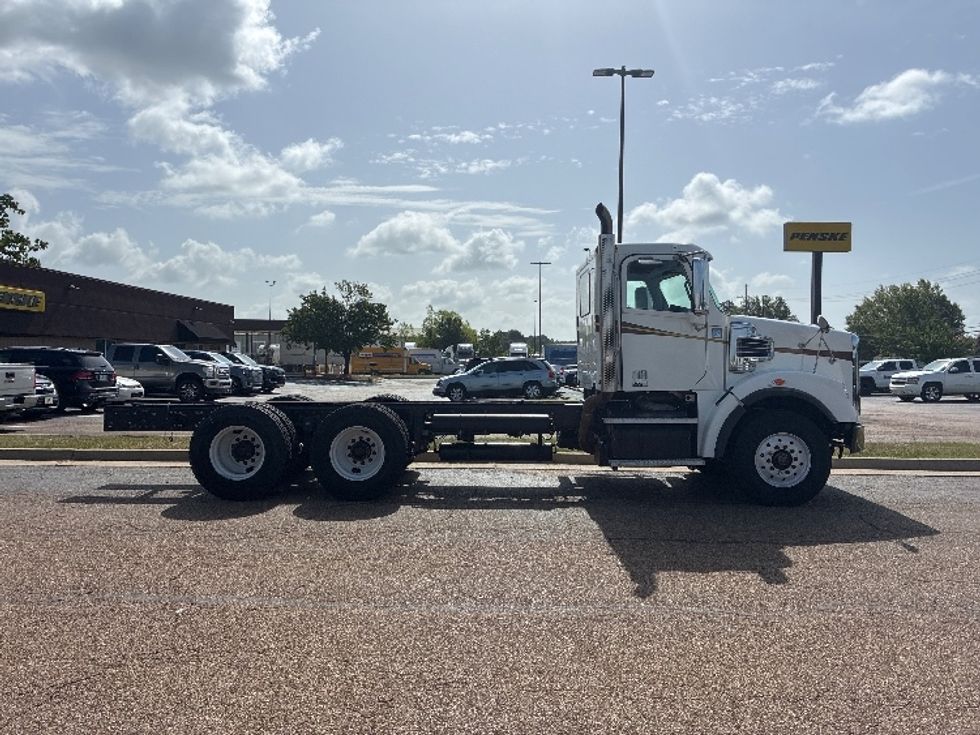 Cab and Chassis Truck-Light and Medium Duty Trucks-Freightliner-2020-CORONADO-Richland-MS-405,401\n\t\tmiles-$ 86,500 - Image 11