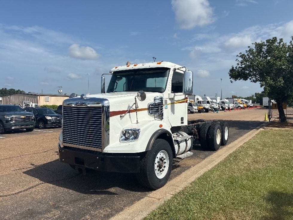 Cab and Chassis Truck-Light and Medium Duty Trucks-Freightliner-2020-CORONADO-Richland-MS-405,401\n\t\tmiles-$ 86,500 - Image 3