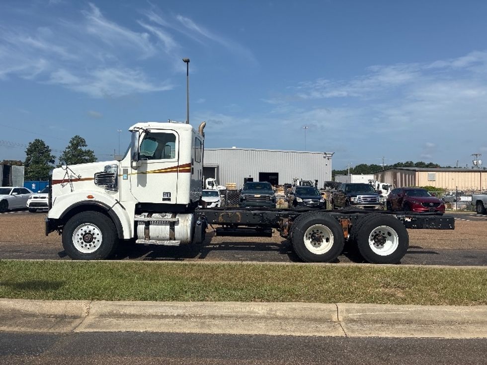 Cab and Chassis Truck-Light and Medium Duty Trucks-Freightliner-2020-CORONADO-Richland-MS-405,401\n\t\tmiles-$ 86,500 - Image 4