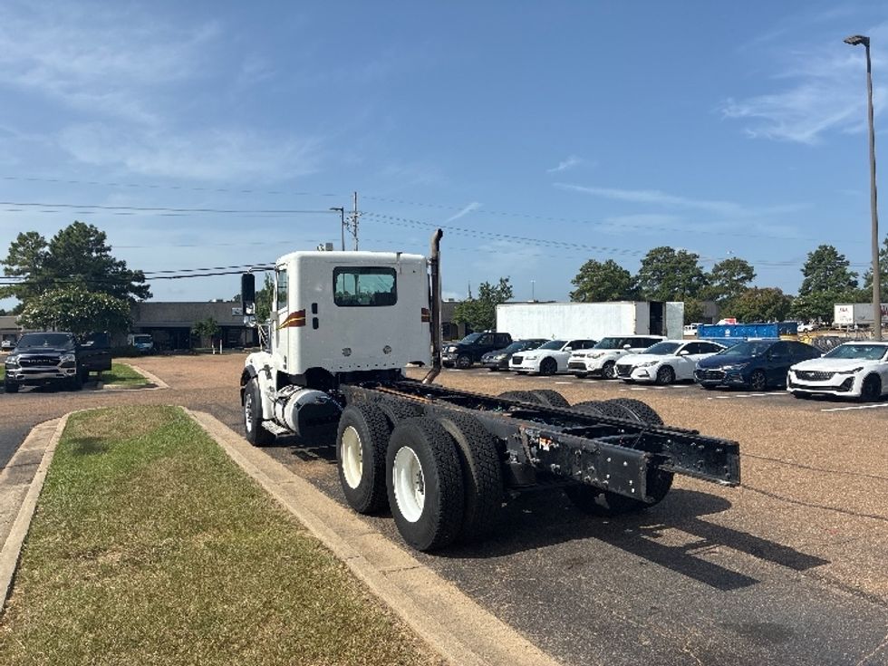 Cab and Chassis Truck-Light and Medium Duty Trucks-Freightliner-2020-CORONADO-Richland-MS-405,401\n\t\tmiles-$ 86,500 - Image 6