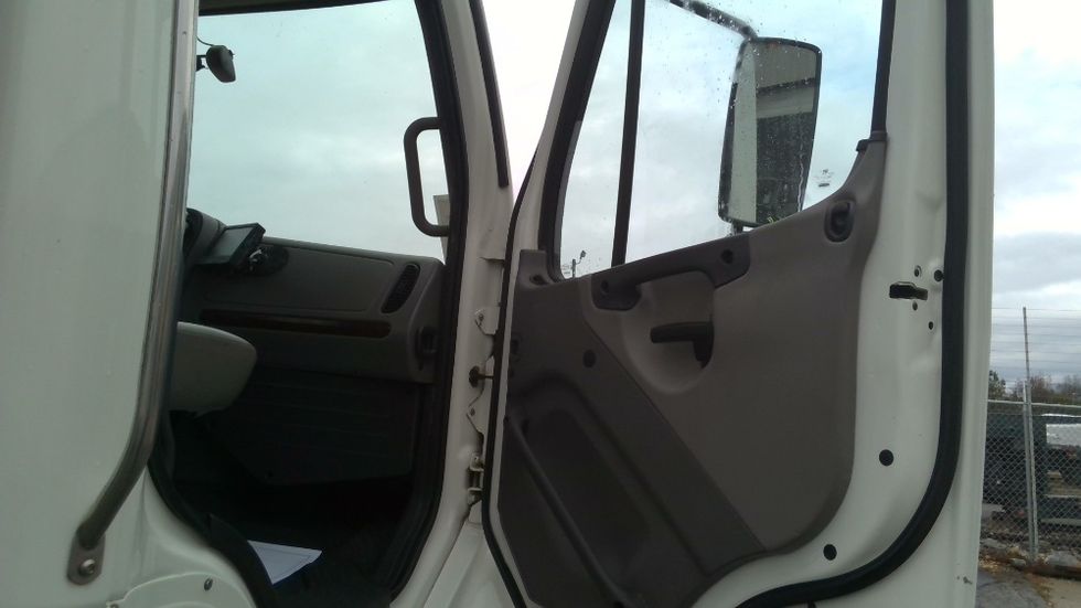 Cab and Chassis Truck-Light and Medium Duty Trucks-Freightliner-2020-M2-Forest Park-GA-174,563\n\t\tmiles-$ 39,250 - Image 15