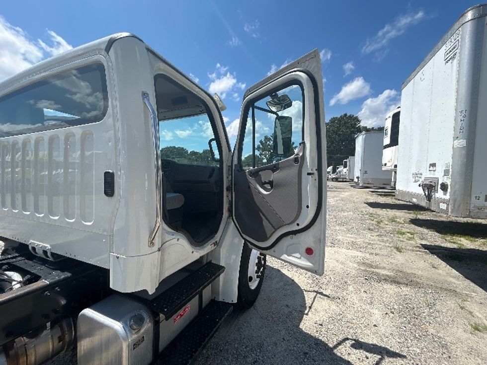 Cab and Chassis Truck-Light and Medium Duty Trucks-Freightliner-2020-M2-Prince George-VA-156,172\n\t\tmiles-$ 48,000 - Image 19