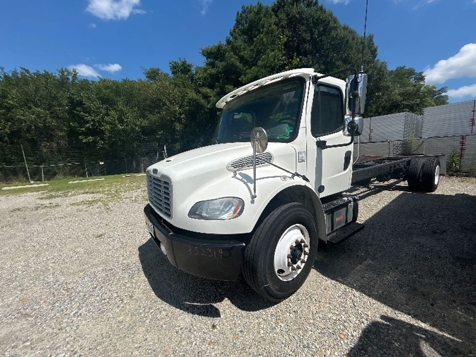 Cab and Chassis Truck-Light and Medium Duty Trucks-Freightliner-2020-M2-Prince George-VA-156,172\n\t\tmiles-$ 48,000 - Image 3