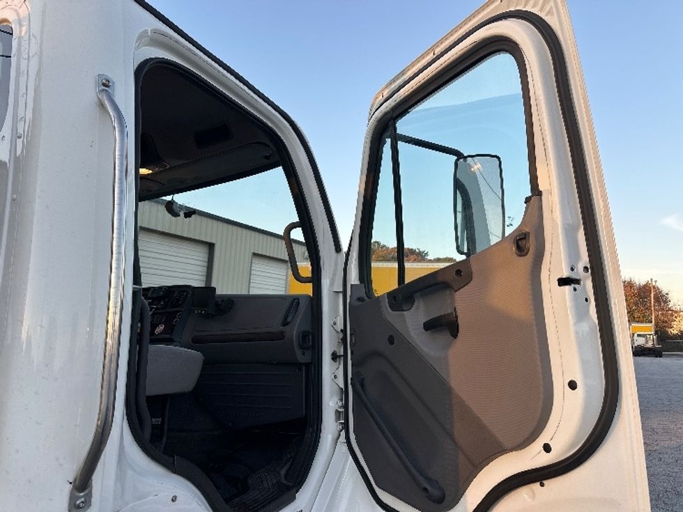 Cab and Chassis Truck-Light and Medium Duty Trucks-Freightliner-2020-M2-Wabash-IN-222,598\n\t\tmiles-$ 30,500 - Image 16