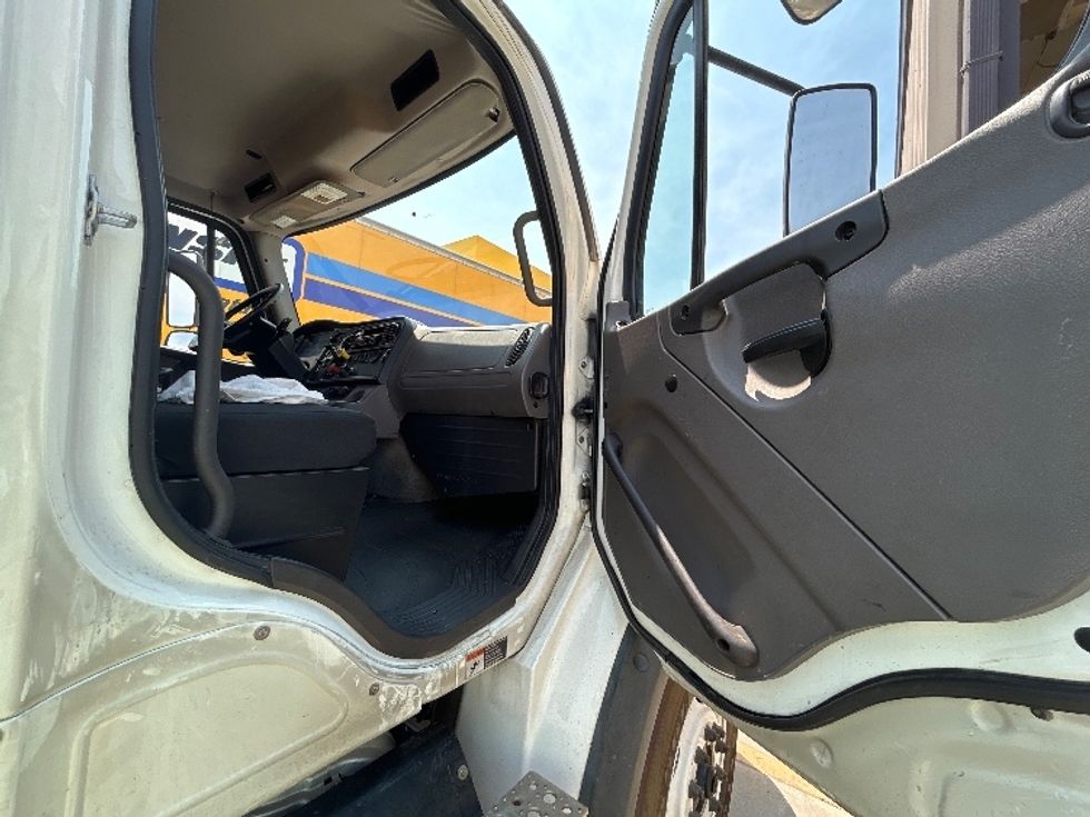 Cab and Chassis Truck-Light and Medium Duty Trucks-Freightliner-2020-M211264S-Bakersfield-CA-236,005\n\t\tmiles-$ 85,500 - Image 19
