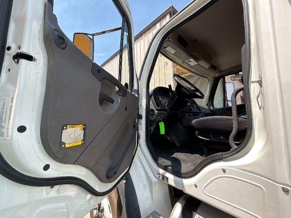 Cab and Chassis Truck-Light and Medium Duty Trucks-Freightliner-2020-M211264S-Bakersfield-CA-236,005\n\t\tmiles-$ 85,500 - Image 15
