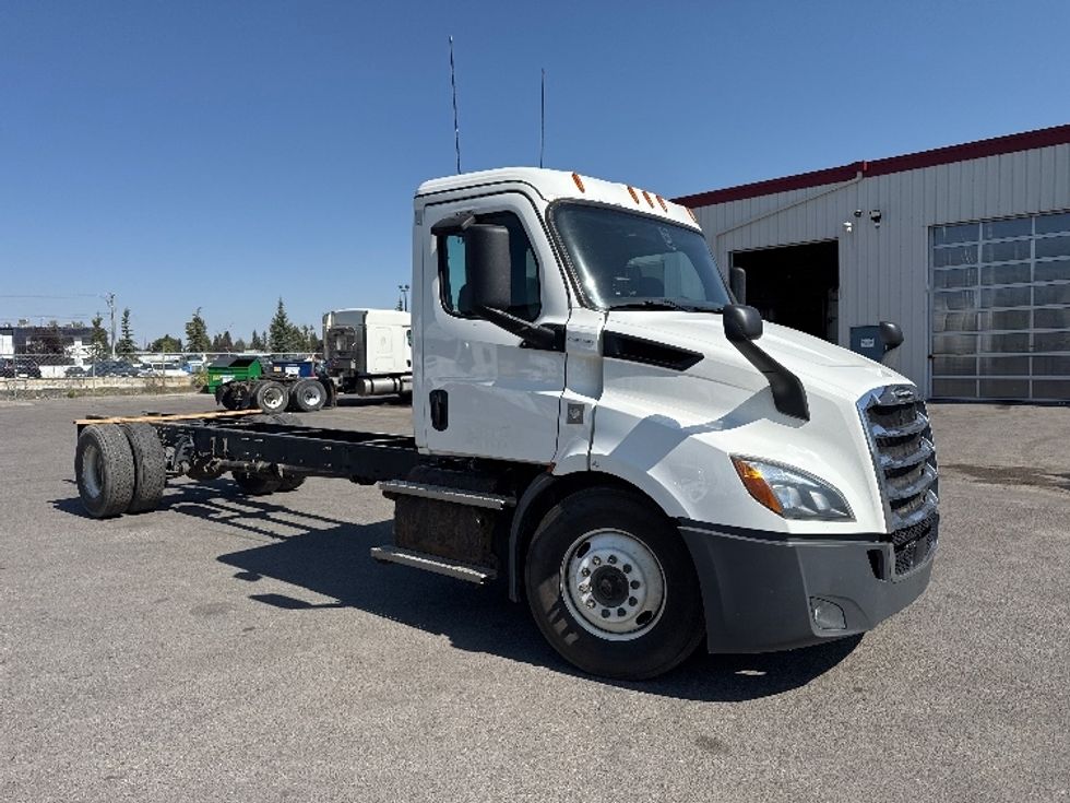 Cab and Chassis Truck-Light and Medium Duty Trucks-Freightliner-2020-T11642S-Calgary-AB-649,699\n\t\tkm-$ 87,750 - Image 1