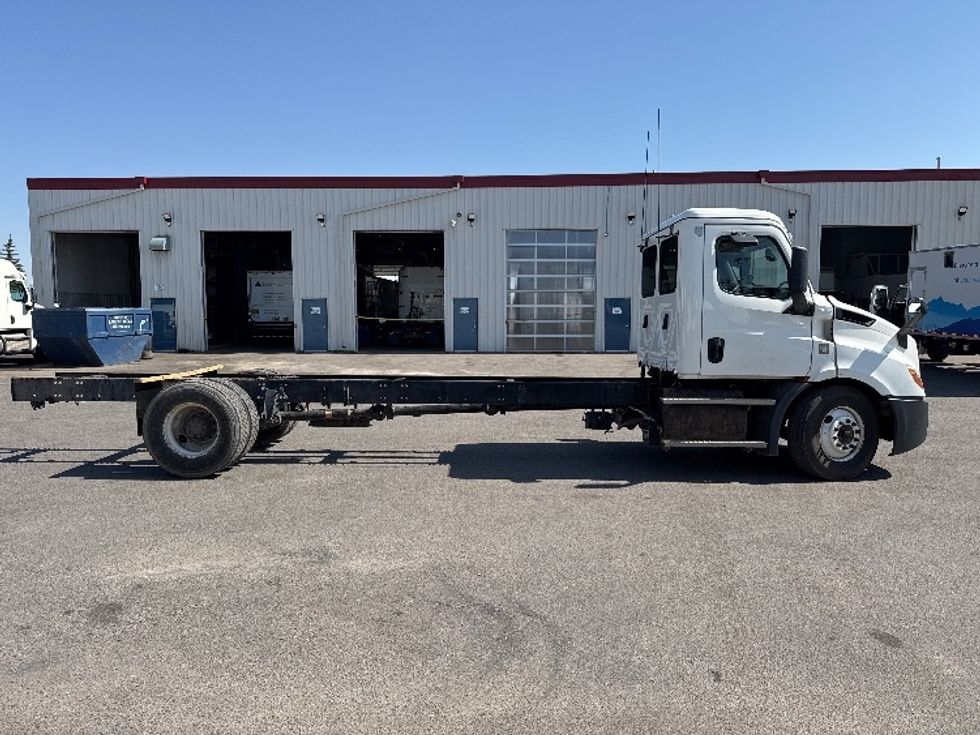 Cab and Chassis Truck-Light and Medium Duty Trucks-Freightliner-2020-T11642S-Calgary-AB-649,699\n\t\tkm-$ 87,750 - Image 11