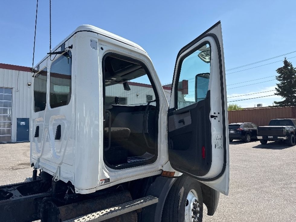 Cab and Chassis Truck-Light and Medium Duty Trucks-Freightliner-2020-T11642S-Calgary-AB-649,699\n\t\tkm-$ 87,750 - Image 16