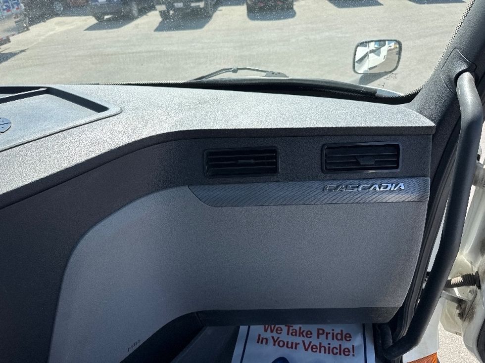 Cab and Chassis Truck-Light and Medium Duty Trucks-Freightliner-2020-T11642S-Calgary-AB-649,699\n\t\tkm-$ 87,750 - Image 17