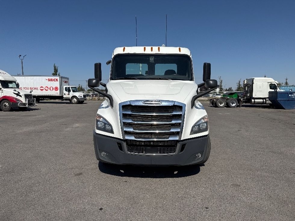 Cab and Chassis Truck-Light and Medium Duty Trucks-Freightliner-2020-T11642S-Calgary-AB-649,699\n\t\tkm-$ 87,750 - Image 2