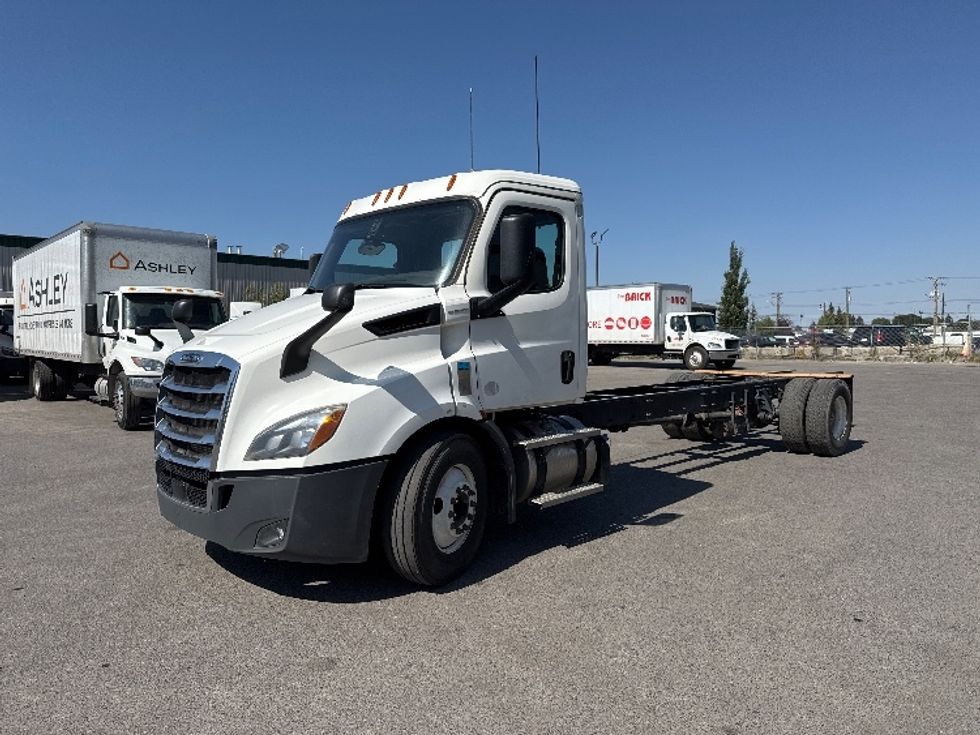 Cab and Chassis Truck-Light and Medium Duty Trucks-Freightliner-2020-T11642S-Calgary-AB-649,699\n\t\tkm-$ 87,750 - Image 3